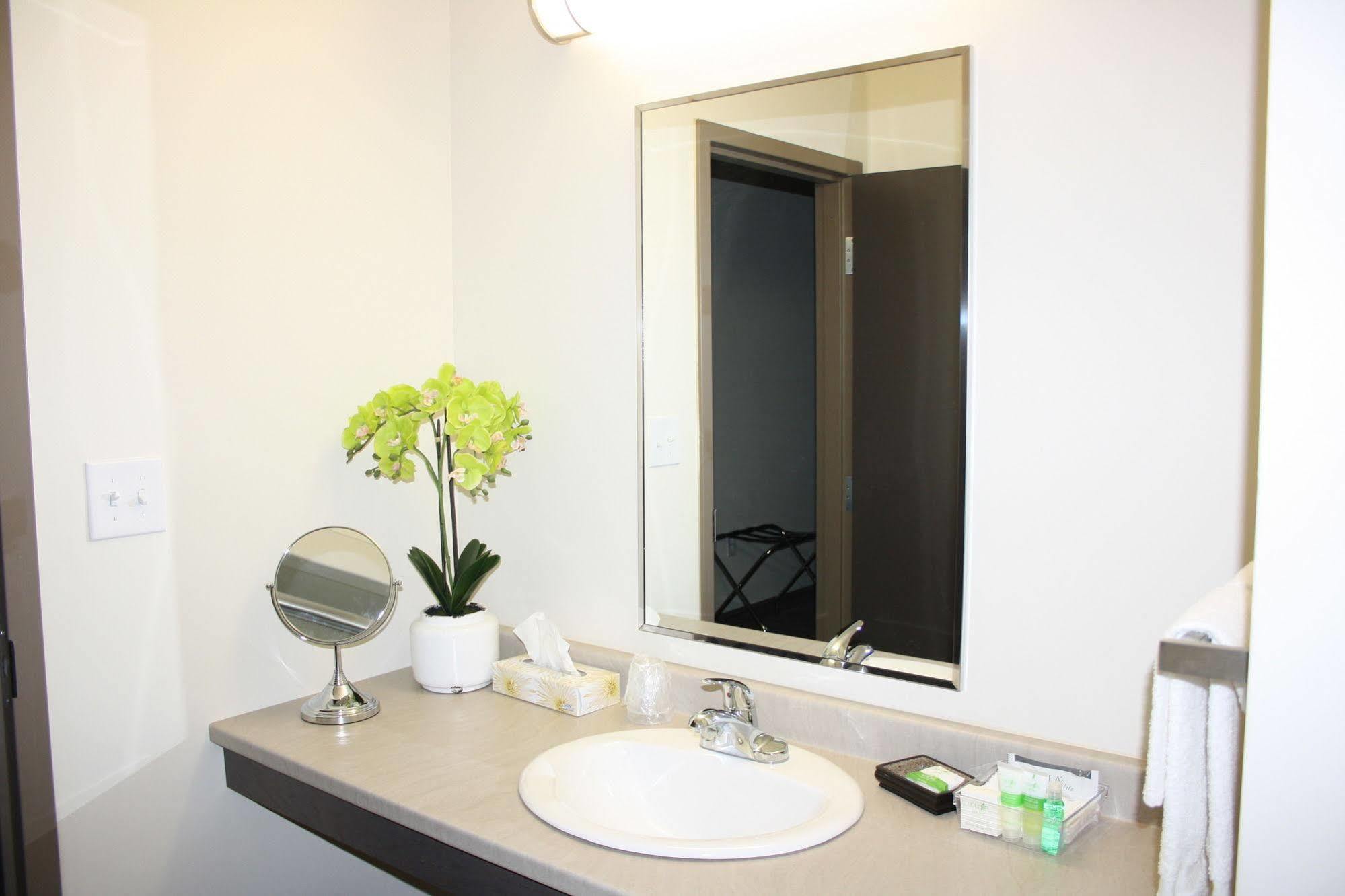 Crossroads Inn & Suites Paradise Εξωτερικό φωτογραφία